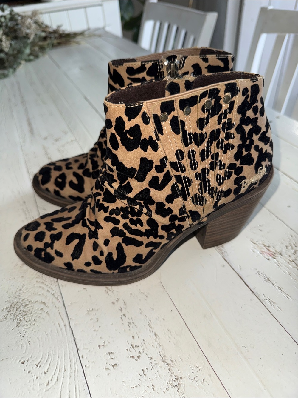 Blowfish Malibu lane Leopard Print Ankle Boots - Women size 6 EUC